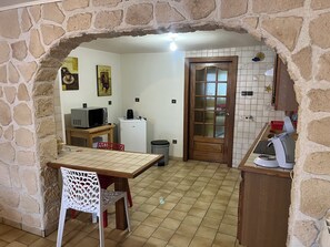 Frigorífico, microondas, horno y placa de cocina