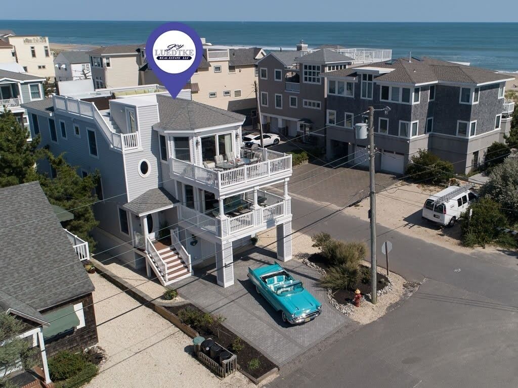 Immaculate 4-bedroom Beach House with Spectacular Ocean Views - Surf City