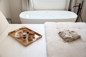 Luxe tweepersoonskamer (1) | Een minibar, individueel gedecoreerd, individueel gemeubileerd