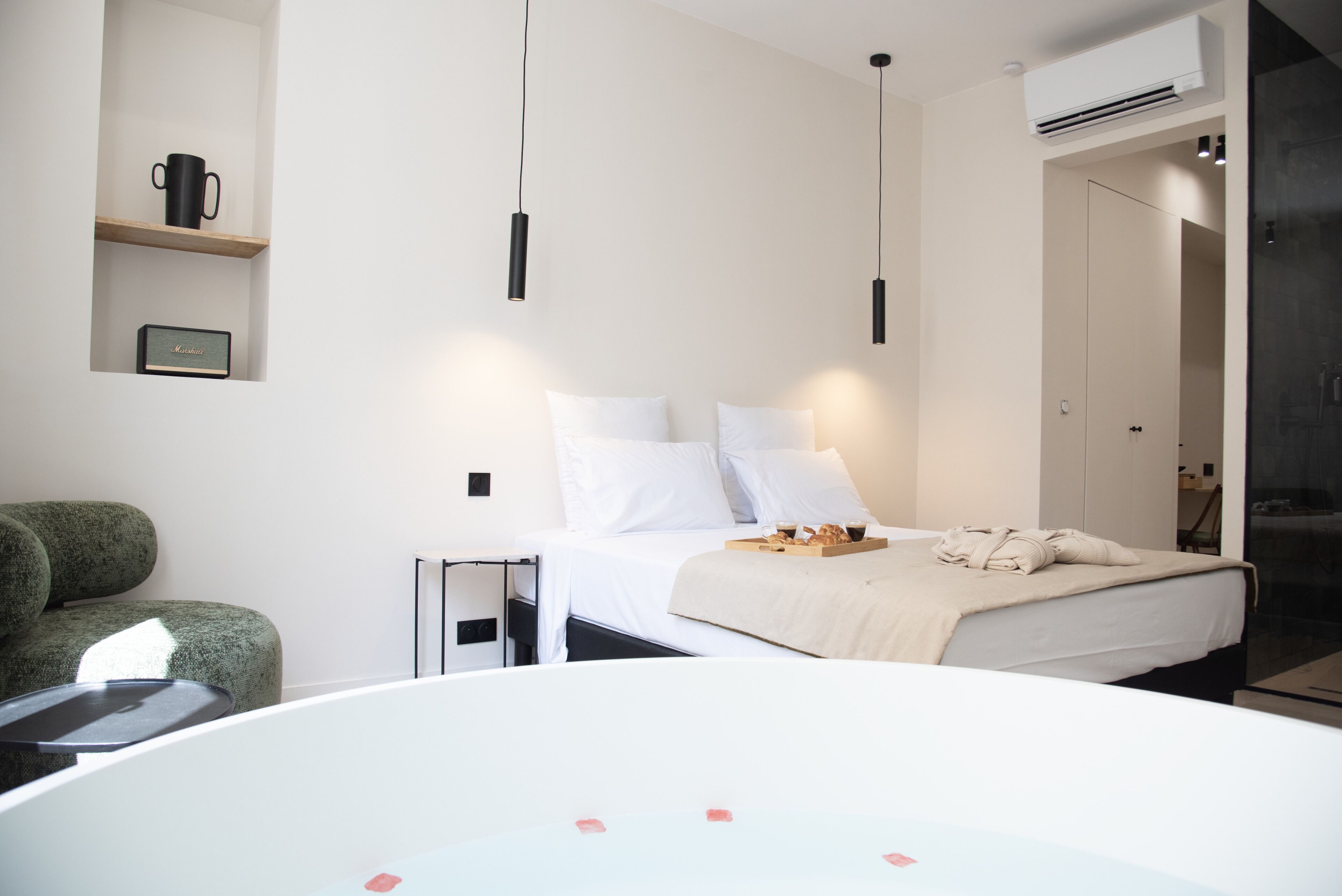 Deluxe Double Room (1) | Minibar, individually decorated, individually furnished, desk