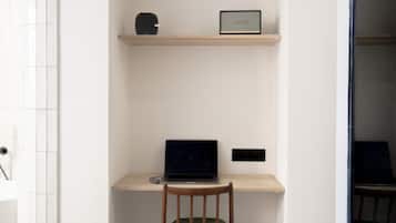 Habitación de lujo doble (2) | Minibar, decoración individual, mobiliario individual y escritorio