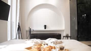 Minibar, decoración personalizada, muebles diferentes y escritorio