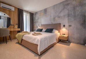 7 chambres, fer et planche à repasser, Wi-Fi, draps fournis