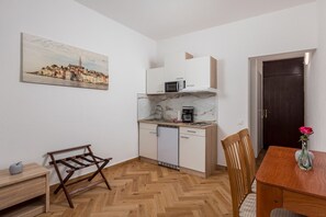 Réfrigérateur, four, lave-vaisselle, cafetière/bouilloire