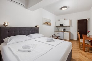 1 bedroom, iron/ironing board, WiFi, bed sheets - Studio Apartment 6 for two persons (Omisalj)