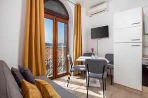 TV - One Bedroom Apartment 5 with Sea view (Omisalj)