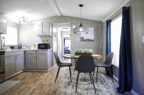 Cozy 2-BR 2BA mobile home with AC and WiFi in Friendly Place Geneva