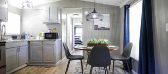 Cozy 2-BR 2BA mobile home with AC and WiFi in Friendly Place Geneva