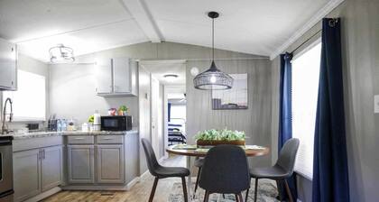 Cozy 2-BR 2BA mobile home with AC and WiFi in Friendly Place Geneva