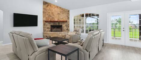 House, Multiple Beds, Fireplace, Garden View (6A Ranch) | Living area