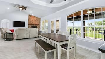 House, Multiple Beds, Fireplace, Garden View (6A Ranch) | Interior