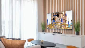 Televisión, libros, oficina