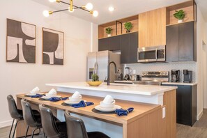 冷蔵庫、電子レンジ、オーブン、コンロ