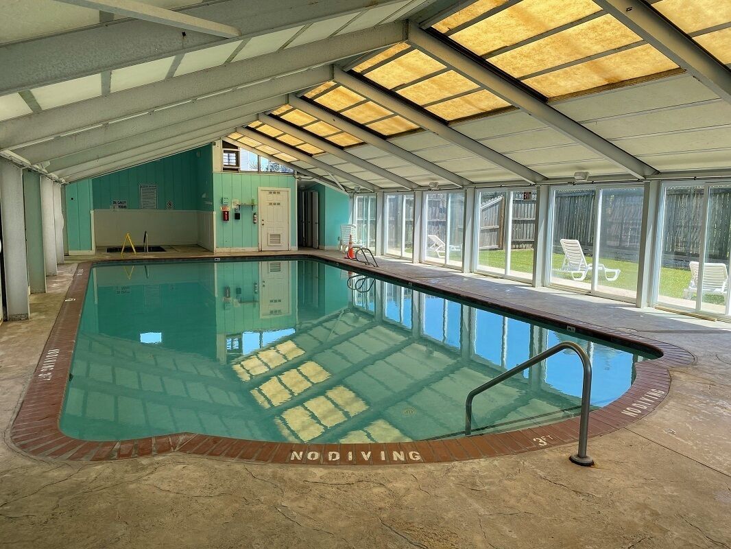 من حمّامات السباحة المغطاة، حمّام سباحة مُدفَّأ