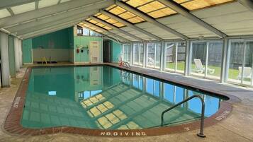 من حمّامات السباحة المغطاة، حمّام سباحة مُدفَّأ