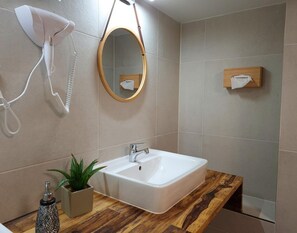 Douche, sèche-cheveux, bidet