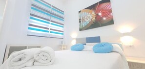 1 habitación y tabla de planchar con plancha 