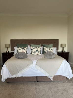 4 bedrooms, iron/ironing board, travel cot, free WiFi - The Farmhouse at Solsgirth Home Farm  - sleeps 10 guests  in 4 bedrooms (Dollar)