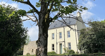 The Farmhouse - sleeps 10 in 4 bedrooms
