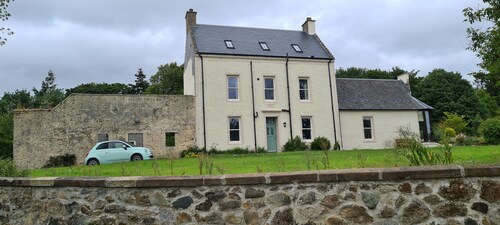 The Farmhouse - sleeps 10 in 4 bedrooms