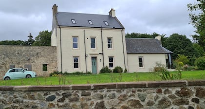 The Farmhouse - sleeps 10 in 4 bedrooms
