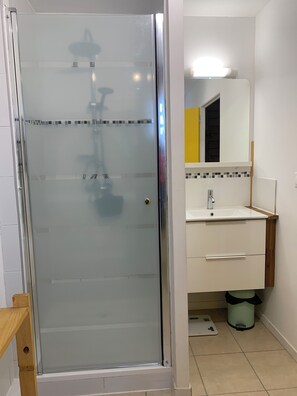 Suihku, hiustenkuivaaja, pyyhkeet, vessapaperi