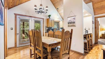 Cabin, Multiple Beds, Balcony, Garden View (Baldknobber Ridge Escape) | Dining