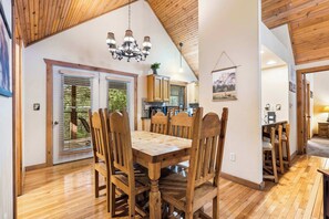 Stuga - flera sängar - balkong - utsikt mot trädgården (Baldknobber Ridge Escape) | Restauranger