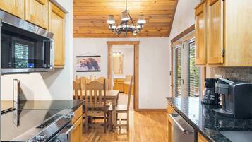 Cabin, Multiple Beds, Balcony, Garden View (Baldknobber Ridge Escape) | Private kitchen | Coffee/tea maker