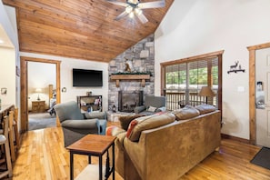 Hytte - flere senge - balkon - udsigt til have (Baldknobber Ridge Escape) | Opholdsområde | 42-tommers fladskærms-tv med digitale kanaler