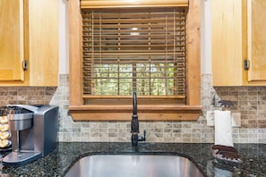 Hytte - flere senge - balkon - udsigt til have (Baldknobber Ridge Escape) | Interiør