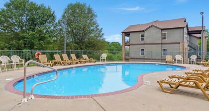 Baldknobber Ridge Escape - West Branson Cabin!
