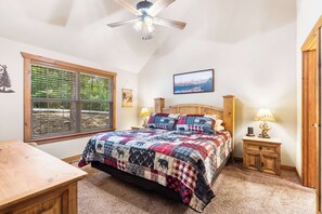 Ferienhütte, Mehrere Betten, Balkon, Gartenblick (Baldknobber Ridge Escape) | 2 Schlafzimmer, individuell dekoriert, individuell eingerichtet