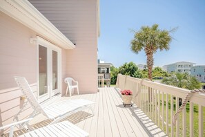 Terrace/patio - Sunkissed: Comfy Cottage with Ocean Views and Close Beach Access (Oak Island)