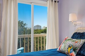 3 bedrooms, iron/ironing board, Internet, bed sheets - Sunkissed: Comfy Cottage with Ocean Views and Close Beach Access (Oak Island)