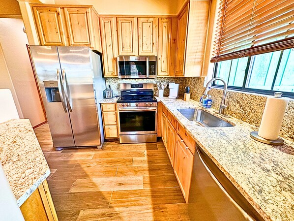 Jääkaappi, mikroaaltouuni, uuni, liesi