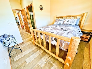 3 bedrooms, desk, free WiFi, bed sheets - Spacious Cabin Vibe Condo, Wild Mustangs nearby, Balcony views (Overgaard)