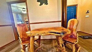 Een rustieke houten tafel met stoelen in een gang.