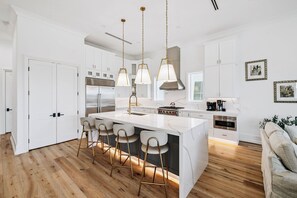 Køleskab, mikrobølgeovn, ovn, kogeplade