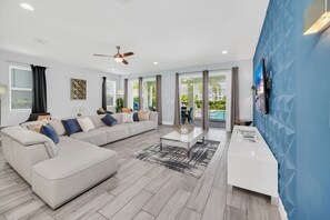 TV - Nine Bedroom Villa/Sleeps 20/Private Pool/Spa/Free WIFI (Kissimmee)