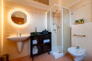 Appartement, vue sur le lac | Salle de bain | Douche, séchoir à cheveux, bidet, serviettes fournies
