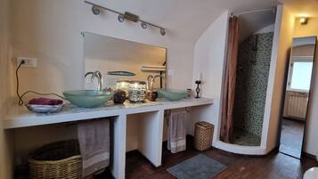 SĂšche-cheveux, bidet, serviettes fournies, savon