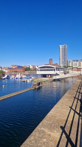Enjoyable boat  Selena Aqua Retreat with WiFi in charming Liverpool Albert Docks