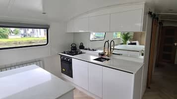 Fridge, oven, stovetop, coffee/tea maker