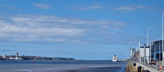 Enjoyable boat Selena Aqua Retreat with WiFi in charming Liverpool Albert Docks