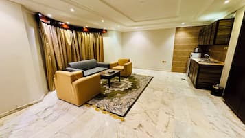 Grand Apartment, 1 Bedroom, Large Living room | Area keluarga | Smart TV 43-inci dengan saluran TV satelit