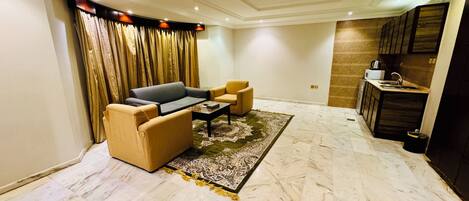 Grand Apartment, 1 Bedroom, Large Living room | Área de sala de estar | Smart TV de 43 pulgadas con canales vía satélite