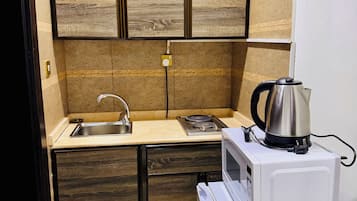 Studio Apartment | Cuisine privée | Réfrigérateur, micro-ondes, bouilloire électrique