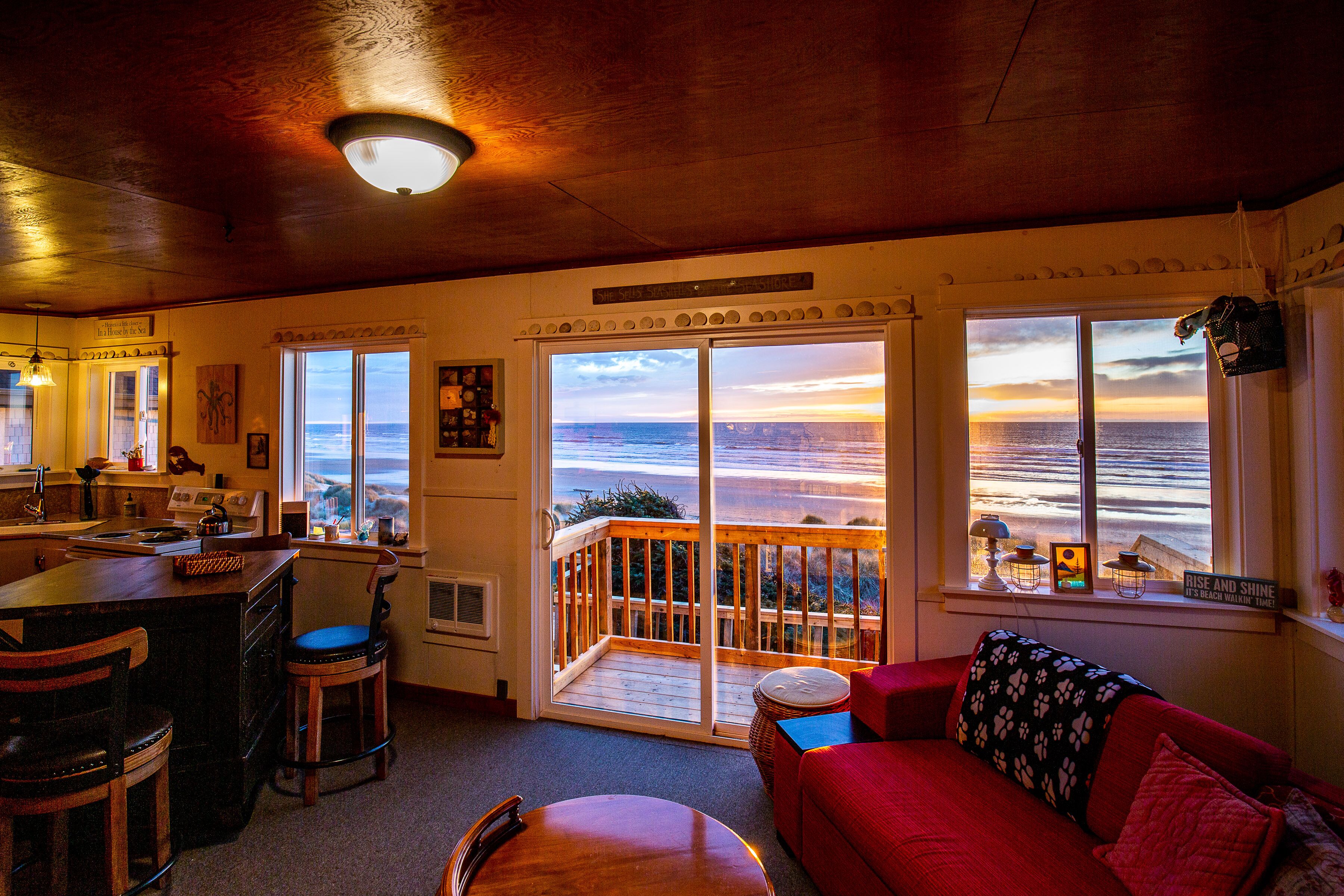 Un intérieur chaleureux comprenant une cuisine, un coin repas et un balcon avec vue.
