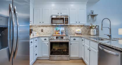 Experience Modern Elegance: Luxurious Tallahassee Condo with Premier Amenities